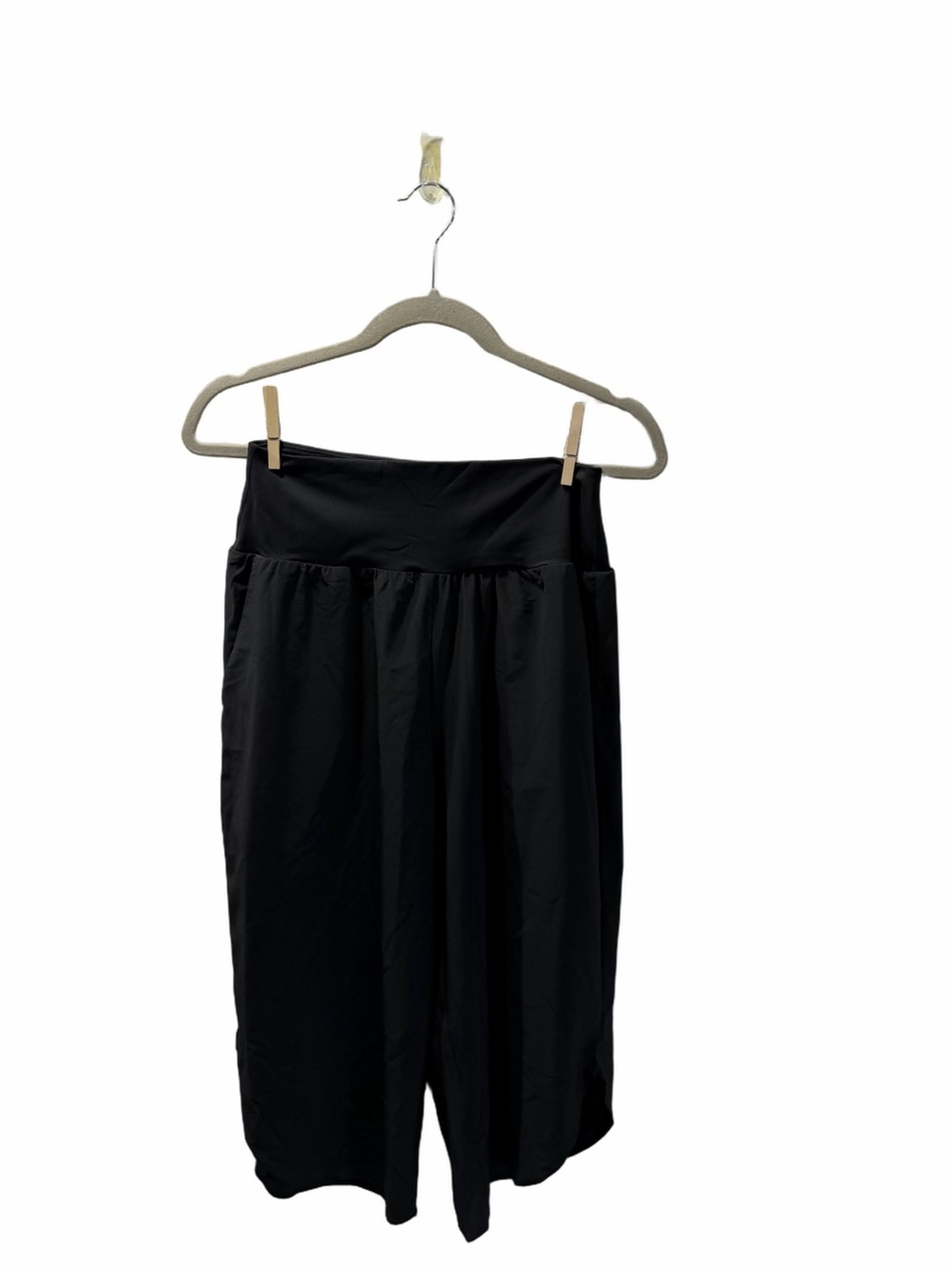 NWT HALARA Black Pull-On Capris|Size Medium